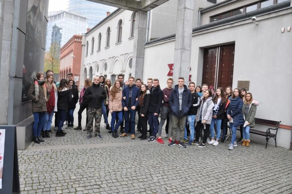 Wycieczka do Warszawy 10 listopada – nasi uczniowie w Muzeum Powstania Warszawskiego.